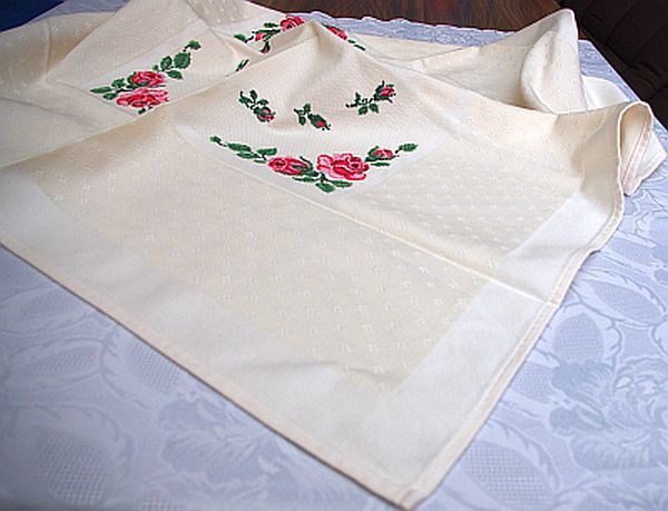 Dekorative Decke mit schönem Rosenmotiv hand