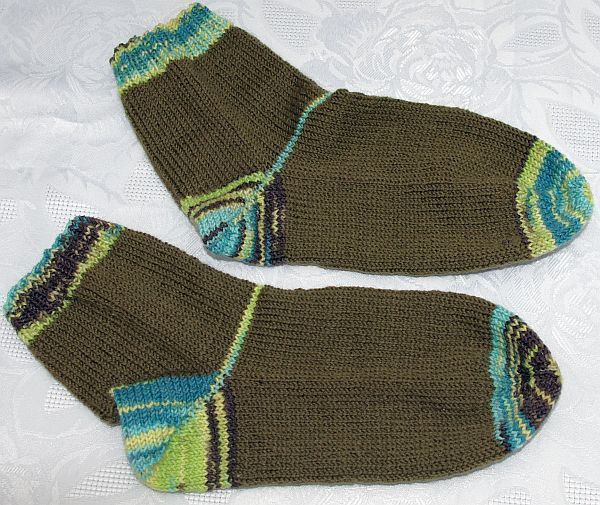1 Paar handgestrickte Socken Gr. 39/40 in olivgrün mit multicolor